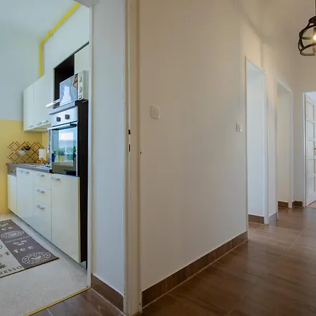 Amphitheater Apartment *