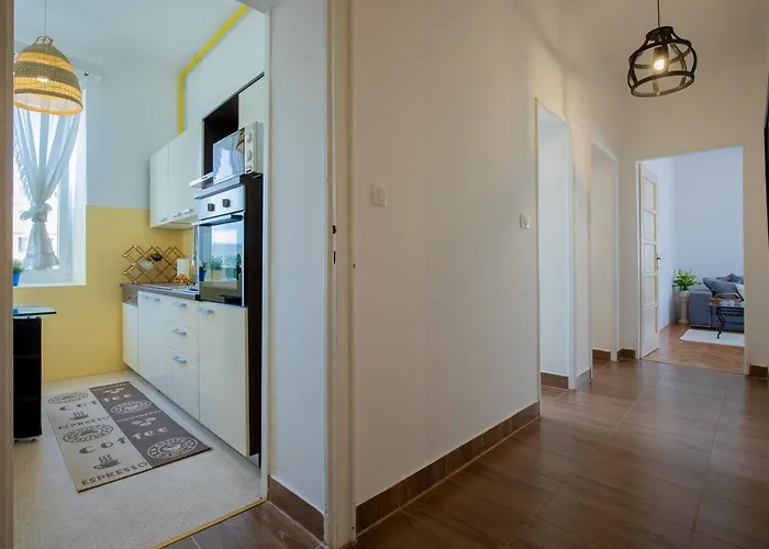 Amphitheater Apartment *