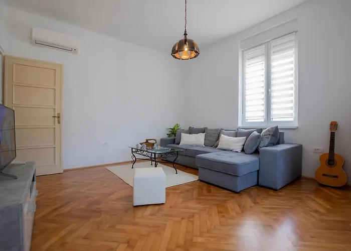 Amphitheater Apartment *